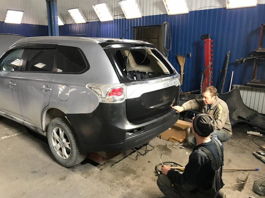 Фото Mitsubishi Outlander в процессе кузовного ремонта